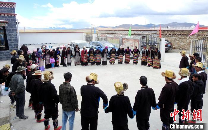 圖為普瑪江塘鄉(xiāng)民眾載歌載舞?！±丝ㄗ涌h網(wǎng)信辦供圖