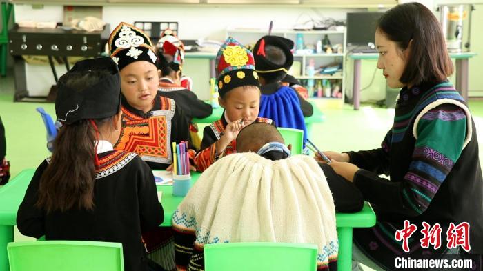 正在上課的學生?！√茊⒑?攝