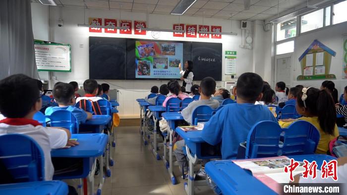 正在上課的學生?！√茊⒑?攝