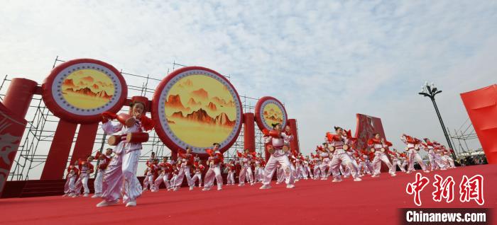 圖為山西翼城花鼓展演?！×赫赵?攝