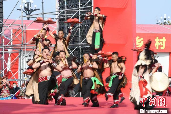 圖為少數(shù)民族舞蹈展演?！×赫赵?攝