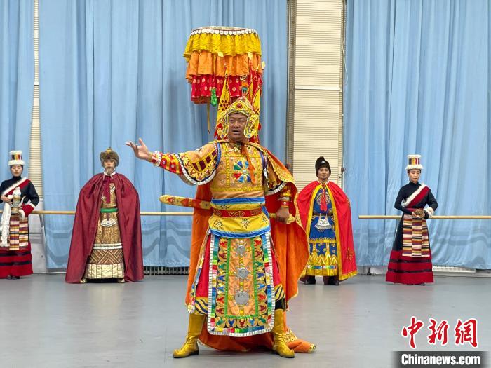 圖為格薩爾劇展演?！∠锴凡抛?供圖