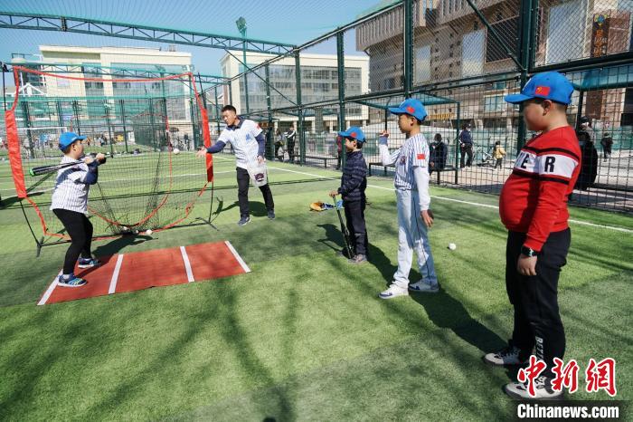 圖為小棒球手們進(jìn)行擊球訓(xùn)練?！●R銘言 攝