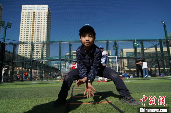 圖為小棒球手進(jìn)行接球動(dòng)作訓(xùn)練?！●R銘言 攝