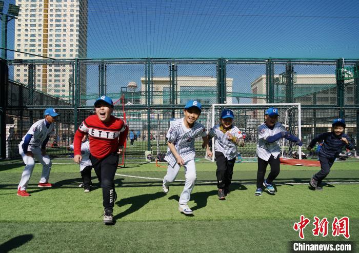 圖為小棒球手們進(jìn)行體能訓(xùn)練。　馬銘言 攝