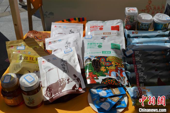 推介活動(dòng)上的農(nóng)特產(chǎn)品展示?！≈炝杞?攝