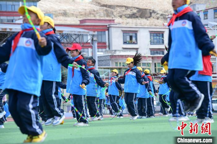 圖為學(xué)生正在練習(xí)跳繩?！∝暩聛硭?攝