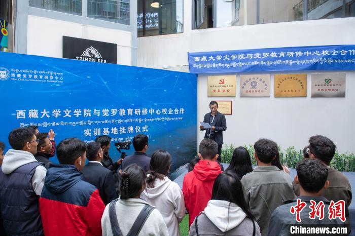 圖為企業(yè)代表發(fā)言?！∝暩聛?lái)松 攝