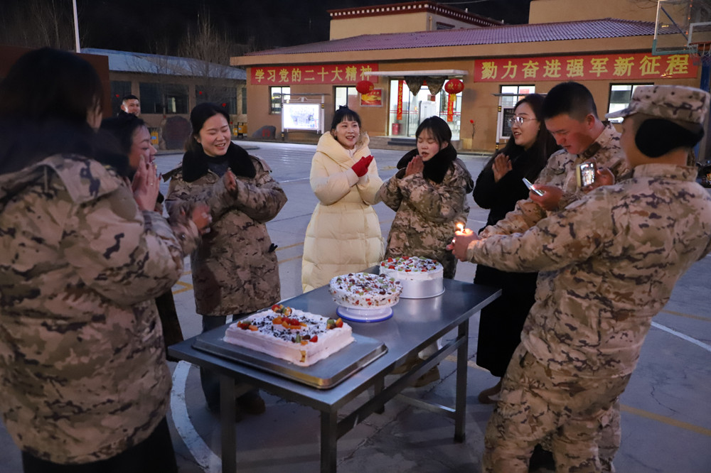 支隊(duì)為來隊(duì)家屬過集體生日?；粢綌z