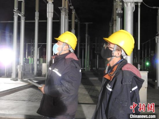 圖為5月10日凌晨，國網(wǎng)青海檢修公司柴達(dá)木換流站運維人員在進(jìn)行柴拉直流系統(tǒng)停電操作?！∫杂?攝