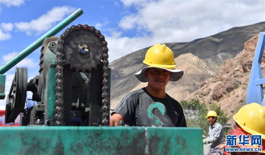 (社會)(5)藏東脫貧影像:為家鄉(xiāng)建設“添磚加瓦”