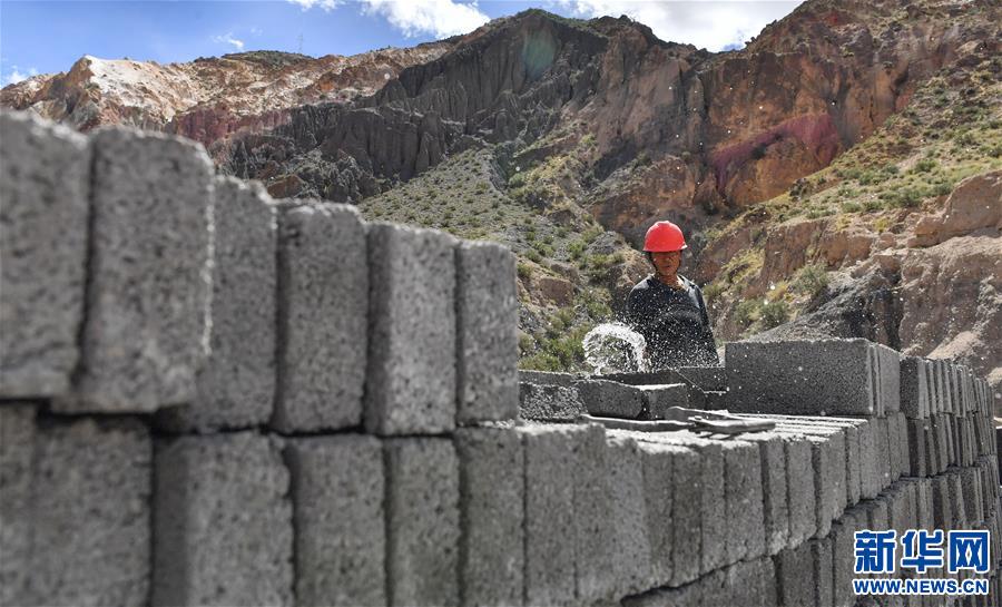 (社會)(6)藏東脫貧影像:為家鄉(xiāng)建設“添磚加瓦”