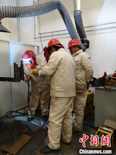 圖為學員正在進行電焊技能學習?！》尔惙?攝