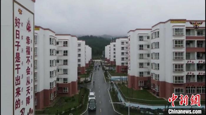 越西縣最大的易地扶貧搬遷安置點(diǎn)——城北感恩社區(qū)?！『武?攝