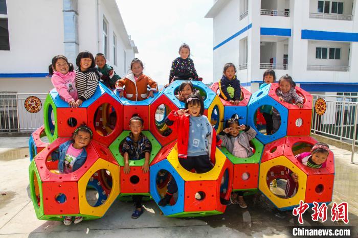 喜德縣一學(xué)校內(nèi)，孩子們露出開心的笑容?！柟拍救?攝