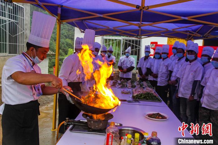 喜德縣冕山鎮(zhèn)舉辦的廚師培訓(xùn)班上，老師正在示范回鍋肉的做法?！柟拍救?攝