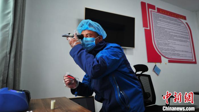 圖為8月11日，西藏那曲市聶榮縣色慶鄉(xiāng)雜瑪多種經(jīng)營合作聯(lián)合社質(zhì)檢員對從各牧場收集上來的牛奶進行質(zhì)量檢測。色慶鄉(xiāng)統(tǒng)籌全鄉(xiāng)28個行政村的合作社，成立了擁有規(guī)范管理體系的合作聯(lián)合社，整合集體草場建立5座牧場，各牧場按照計分制統(tǒng)一放牧，畜產(chǎn)品實行定點、定時、定人收購，再統(tǒng)一檢測、加工、出售，建立了完整的牧業(yè)全產(chǎn)業(yè)鏈(資料圖)?！垈?攝