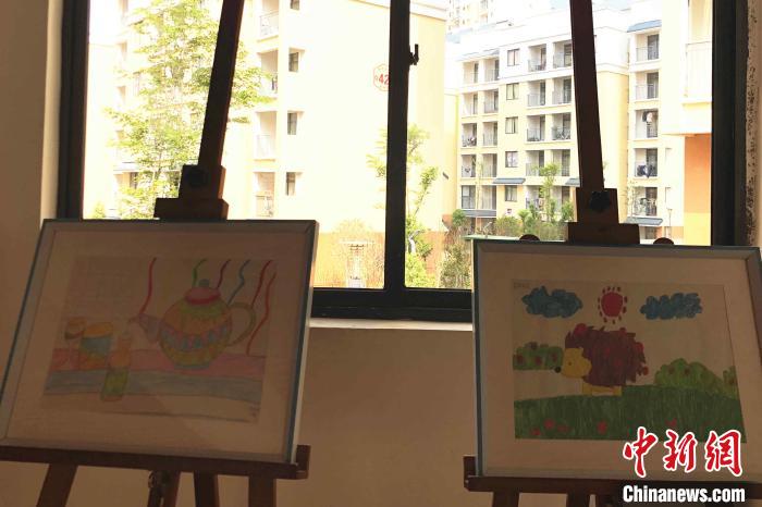 圖為會(huì)澤縣城易地扶貧搬遷點(diǎn)一所小學(xué)內(nèi)擺放著的學(xué)生畫作?！】姵?攝