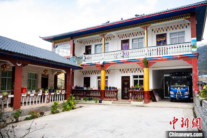 1月30日，嘎腰村，僜人苦梅夏自家的兩層樓房。<a target='_blank' ><p  align=