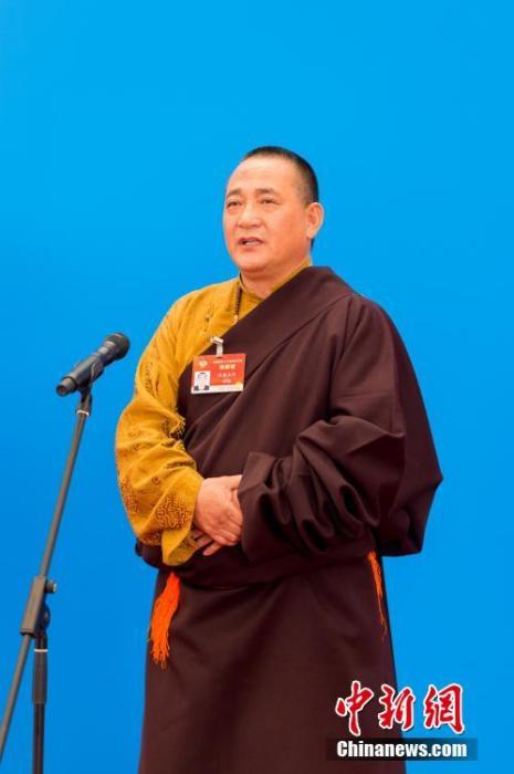 3月10日，全國政協(xié)十三屆四次會議第三場“委員通道”采訪活動在北京人民大會堂新聞發(fā)布廳舉行。圖為全國政協(xié)委員洛桑山丹通過網(wǎng)絡(luò)視頻方式接受媒體采訪。<a target='_blank' ><p  align=