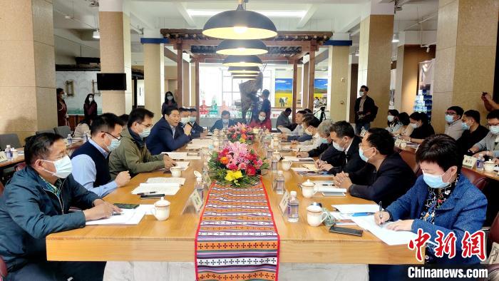 圖為國家糧食產(chǎn)業(yè)(青稞深加工)技術(shù)創(chuàng)新分中心在西藏拉薩掛牌儀式現(xiàn)場(chǎng)?！∝暽＠?攝