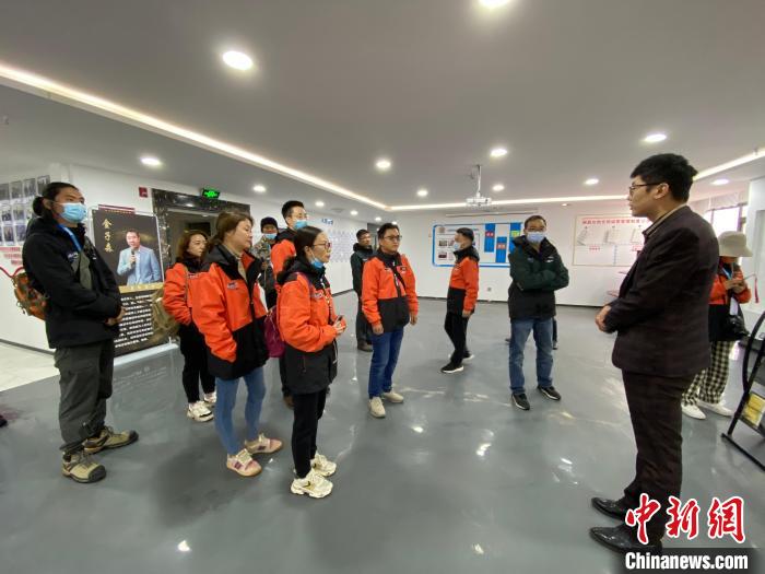 圖為2021瀾湄萬里行中外媒體在昌都新區(qū)采訪?！±罱瓕?攝