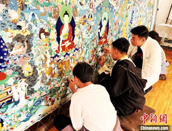 青海唐卡藝術小鎮(zhèn)：“勞模畫師”師帶徒，文化扶貧富一方