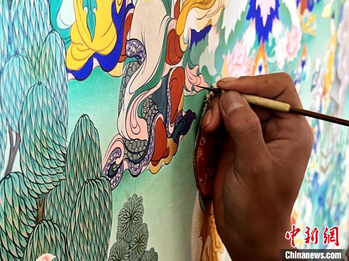 圖為畫師繪畫唐卡?！●R文莉 供圖