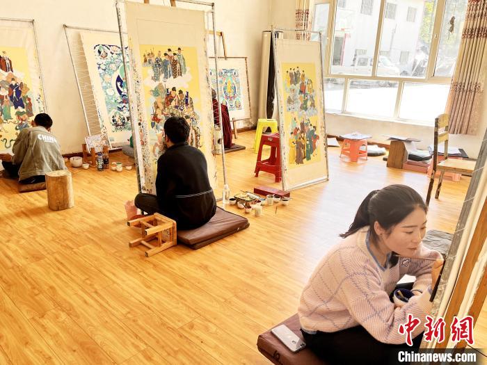 圖為畫室內學徒練習繪畫唐卡。　馬文莉 供圖