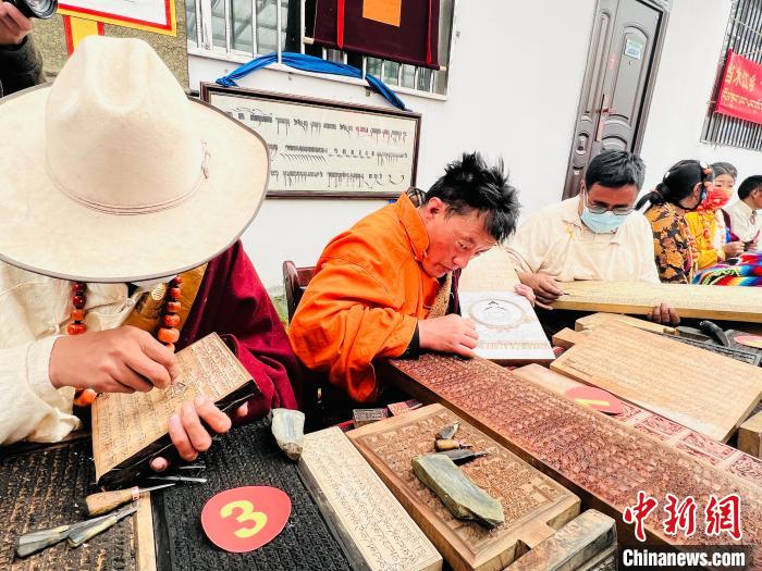 圖為2022年，聶榮縣當(dāng)木江鄉(xiāng)“鄉(xiāng)村振興那曲奮進”活動雕刻比賽現(xiàn)場。資料圖 那曲市“鄉(xiāng)村振興 那曲奮進”活動辦供圖