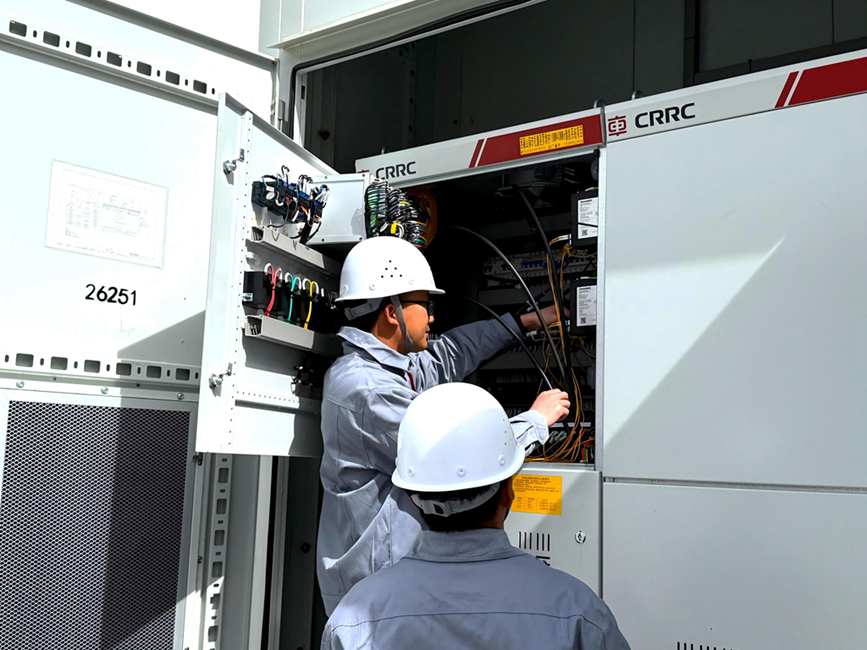 運維人員精細(xì)檢修，保障清潔電力穩(wěn)定輸出。人民網(wǎng)記者 吳雨仁攝