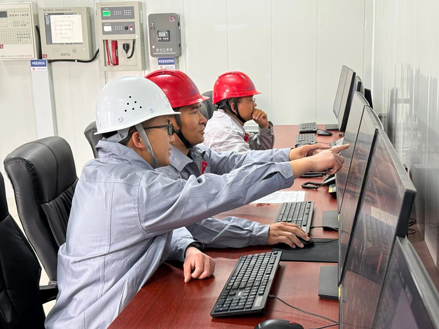 在項目控制室內(nèi)，技術(shù)人員實時監(jiān)測光伏矩陣的運行數(shù)據(jù)與發(fā)電情況。人民網(wǎng)記者 吳雨仁攝