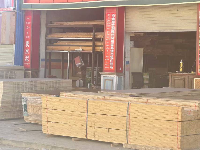 白朗縣頗羅鼐大道西段人行道擺放建材。圖片由留言網(wǎng)友提供