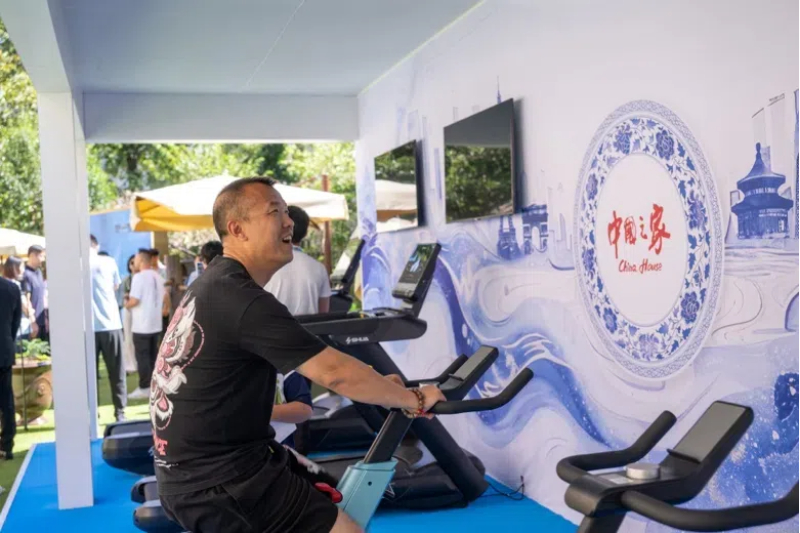 參觀者在智慧體育公園體驗動感單車。巴黎