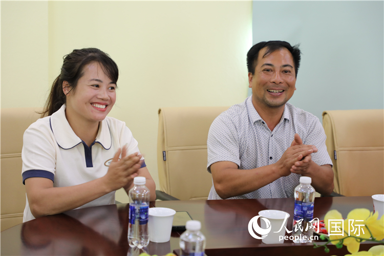 越南沙巴市黃連寄宿制民族小學(xué)老師阮氏秋姮、阮文享。人民網(wǎng)記者簡(jiǎn)承淵攝