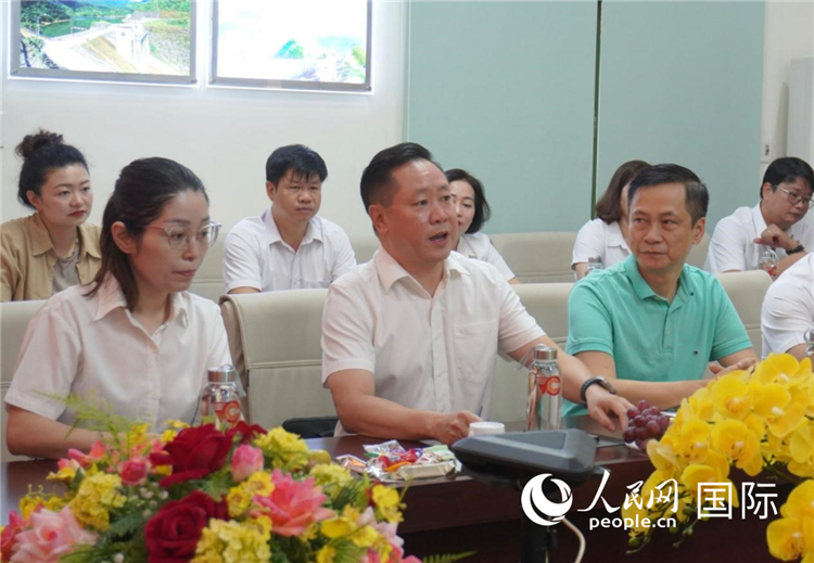 越中電力公司董事長(zhǎng)李志雄（前排左二）介紹越南電力情況。葛沙莎攝