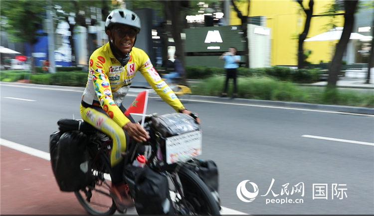 卡里姆·穆斯塔在北京街頭騎行。人民網(wǎng)記者 翟轉(zhuǎn)麗攝