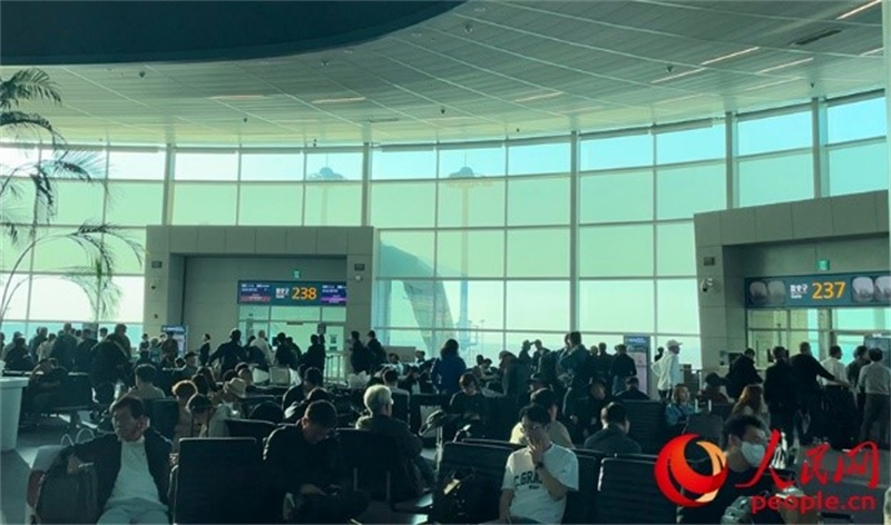 仁川機(jī)場等待登機(jī)的旅客。人民網(wǎng) 李帆攝