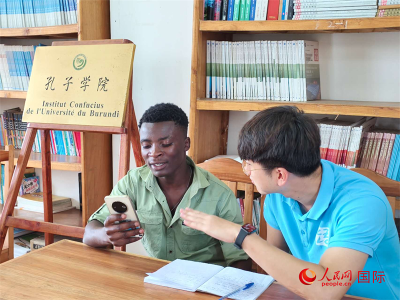 孔院教師在輔導(dǎo)學(xué)生。人民網(wǎng)記者 黃培昭攝