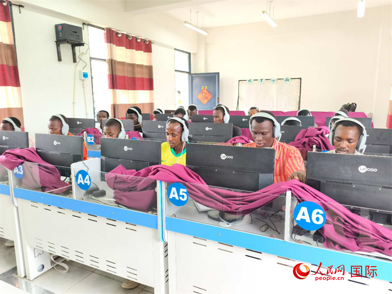 學(xué)生們正在上聽力課。人民網(wǎng)記者 黃培昭攝