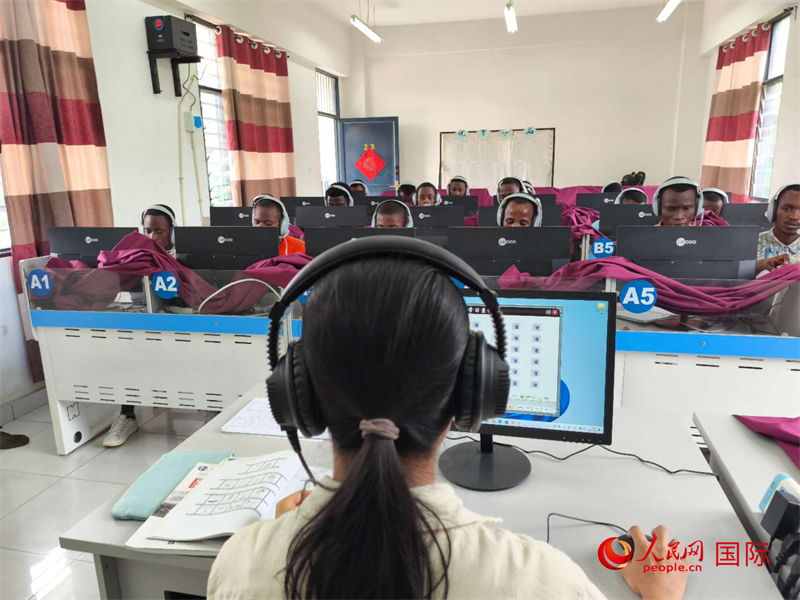 在聽力教室內(nèi) 。人民網(wǎng)記者 黃培昭攝