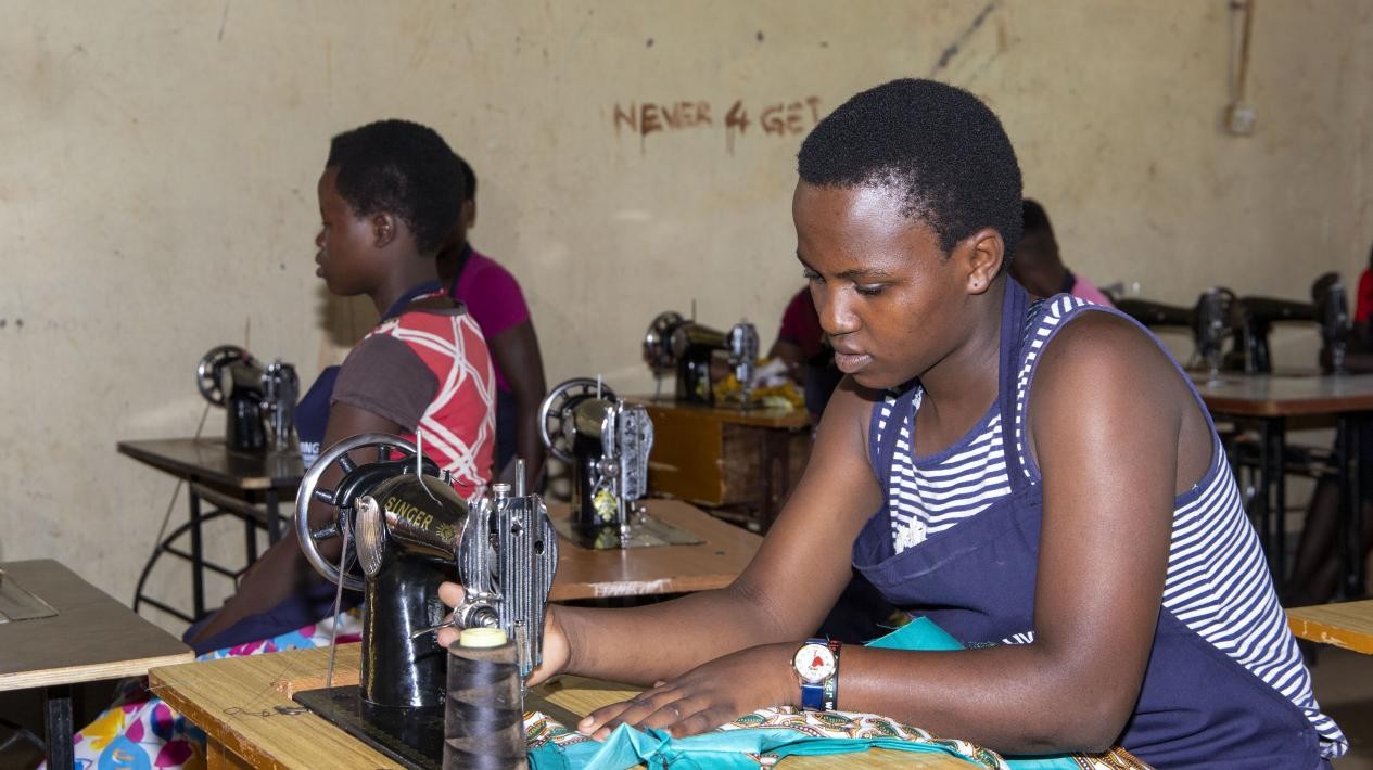 蕾切爾在接受縫紉技能培訓。田雨攝