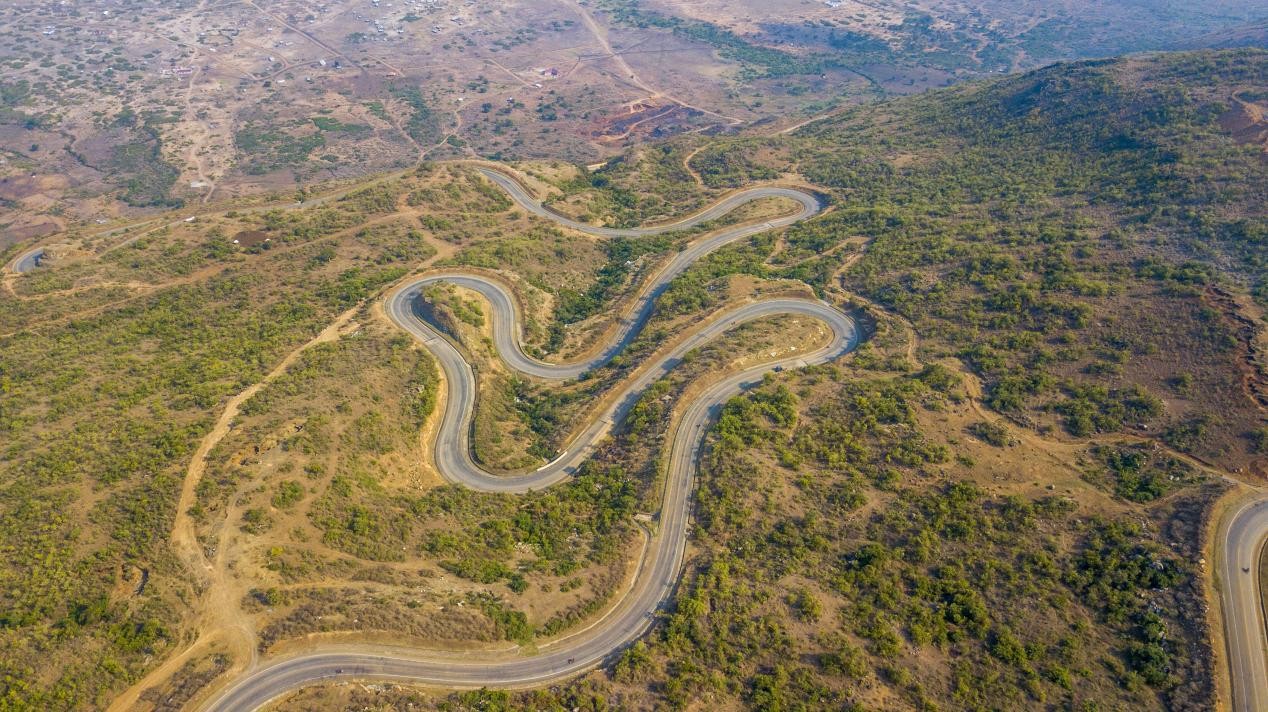 跨崖公路航拍圖。田雨攝