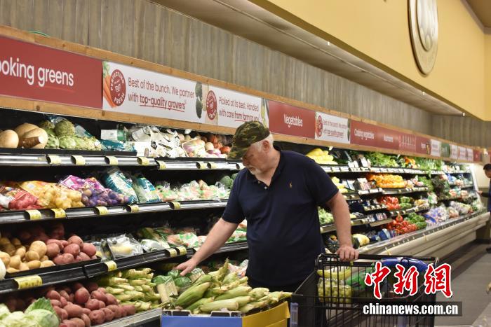 當(dāng)?shù)貢r(shí)間7月18日，美國密歇根大學(xué)公布報(bào)告顯示，7月美國消費(fèi)者信心指數(shù)升至61.8，為近5個(gè)月以來的最高值。圖為美國民眾在馬里蘭州羅克韋爾一超市購物。 <a target='_blank' href='/' _fcksavedurl='/'><p  align=