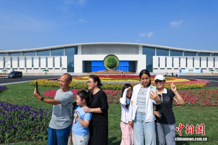 8月31日，天津，市民在2025年上海合作組織峰會(huì)主會(huì)場(chǎng)外自拍。當(dāng)日，2025年上海合作組織峰會(huì)在天津舉行。<a target='_blank' href='/'><p  align=