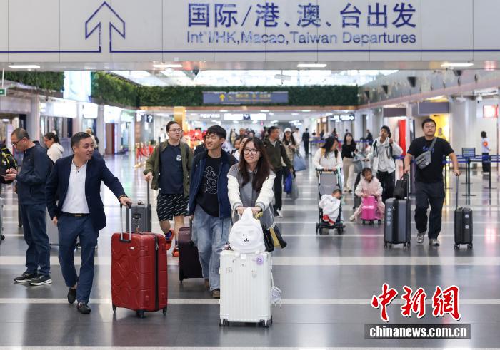 10月8日是國慶中秋假期最后一天，大量旅客在北京首都國際機場出行。 <a target='_blank' href='/' _fcksavedurl='/'><p  align=