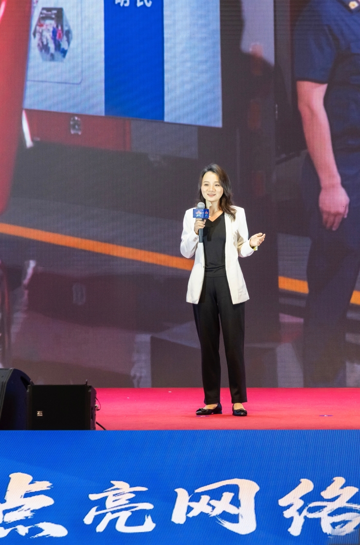 楊洸分享《繪制網(wǎng)絡(luò)文明“畫像”》