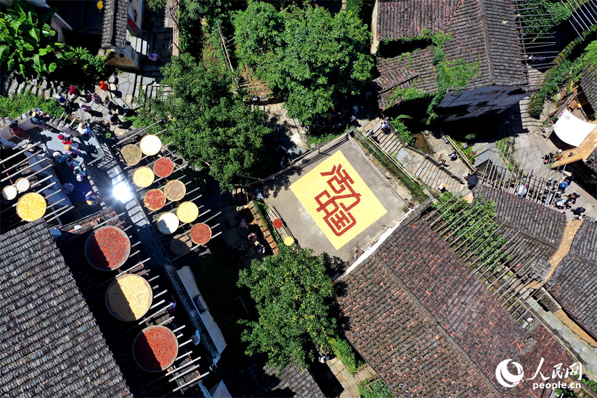 篁嶺曬秋大媽用農(nóng)作物曬出“活力中國”。人民網(wǎng)記者 時(shí)雨攝
