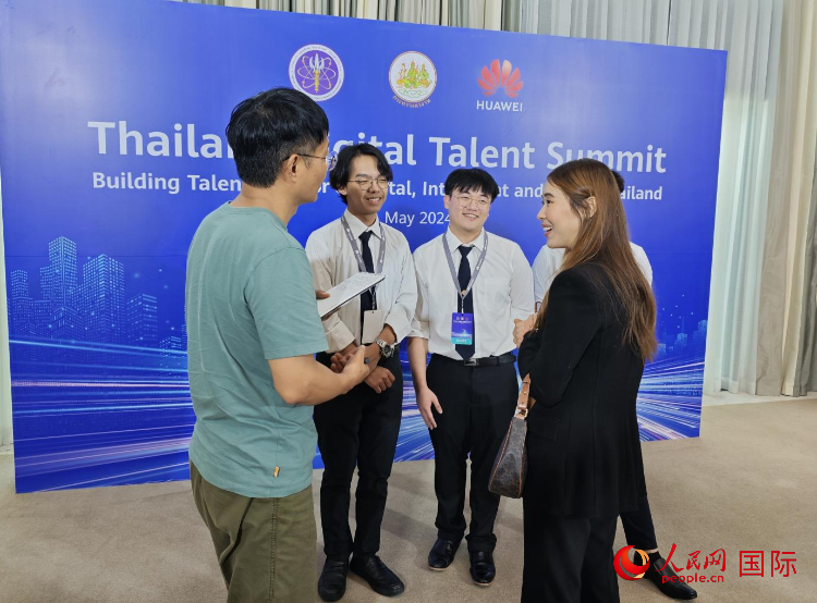 泰國(guó)國(guó)立法政大學(xué)學(xué)生接受本網(wǎng)采訪。李映民攝