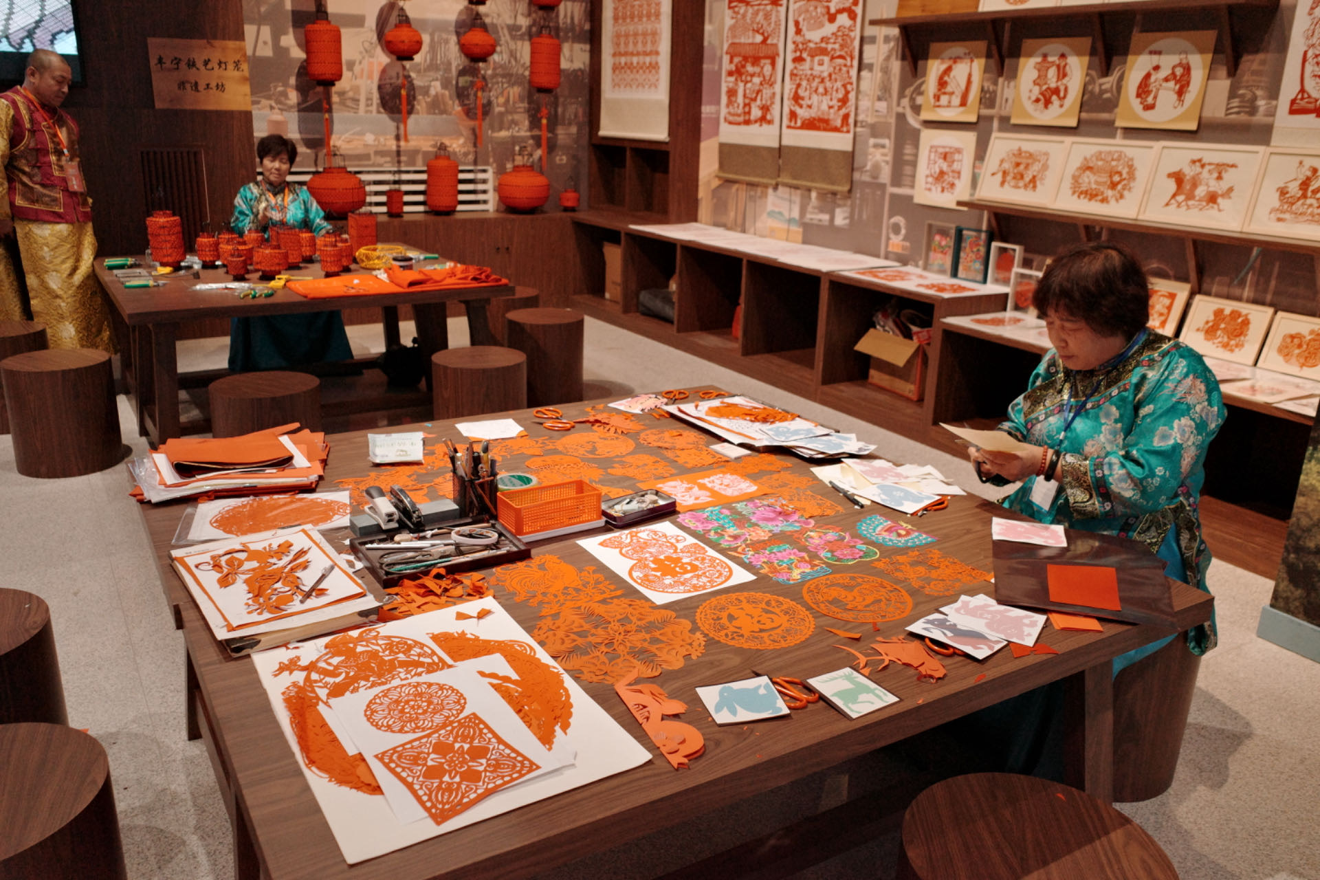 “氣象萬(wàn)千——中國(guó)非遺保護(hù)實(shí)踐主題展”上，非遺傳承人現(xiàn)場(chǎng)展示。人民網(wǎng)記者 劉微攝